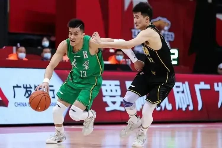 影片按照真实故事改编。被称为“独狼”的NBA球星马布里事业堕入低谷，黯然隐退。在王牌掮客人李楠（吴尊 饰）的约请和家人的鼓动勉励下，马布里做出了人生中关头的决议——前去中国追寻本身的“篮球梦”。当坐在飞往中国的飞机上，背后倒是他在NBA留下的光辉和遗憾…从头焕发豪情和热血的马布里，却没料想展转到一支衰败的球队，遭受性情各别、士气降低的队友。在往留决定间，他对意气相投的锻练郑亚雷（何冰 饰）说出了独一可使本身留下来的前提——冠军。迎着所有人的质疑和不屑，率领着这支残兵野将的球队，两个具有配合胡想的汉子率领球队踏上了成功几率几近为零的巅峰征程……